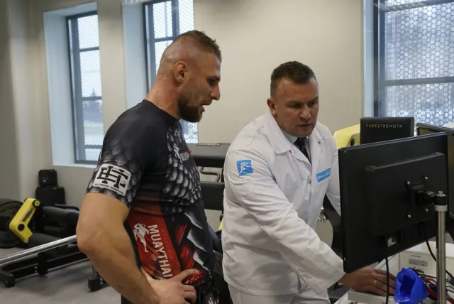 Piotr Kaczka w pracowni wysiłkowej