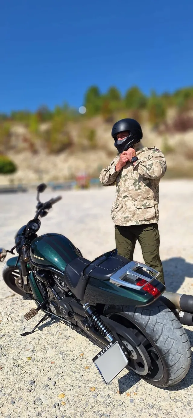 Piotr Kaczka przy motocyklu Harley