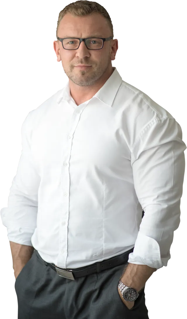 Piotr Kaczka w białej koszuli