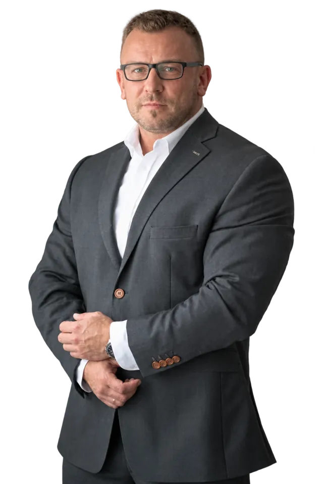 Piotr Kaczka w garniturze