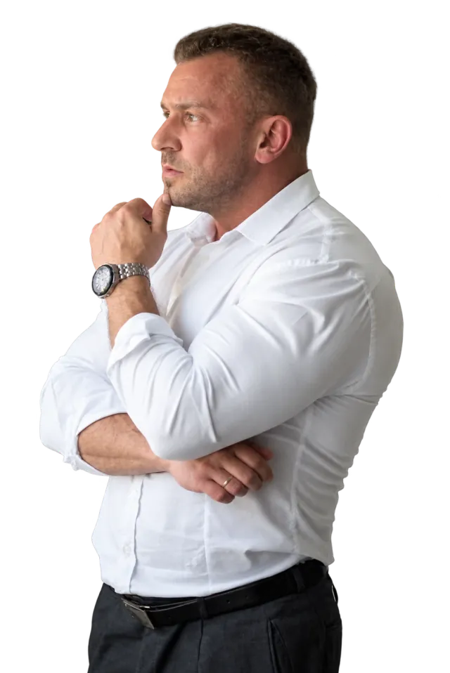 Piotr Kaczka z dłonią pod brodą