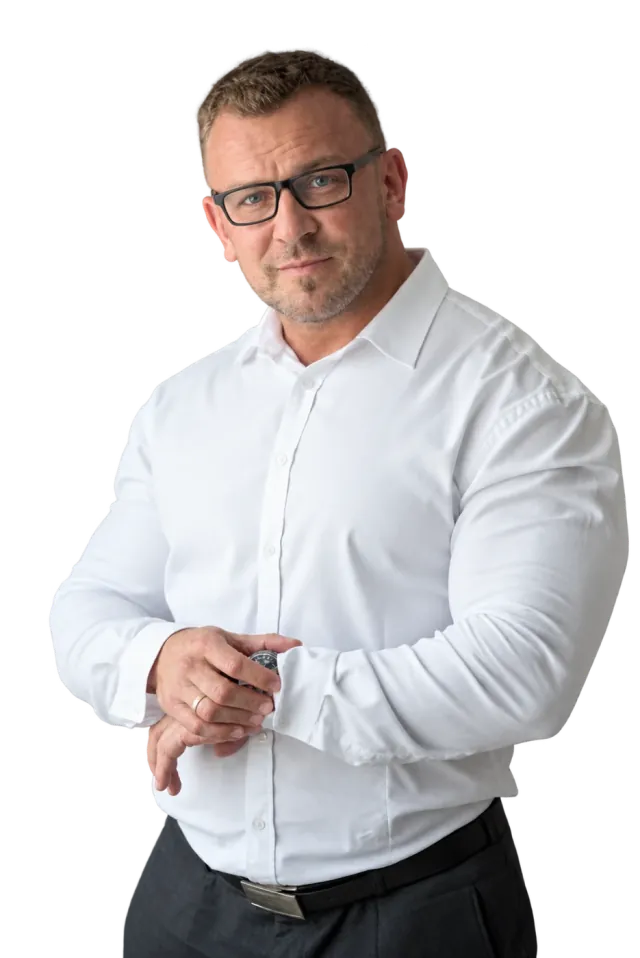 Piotr Kaczka w białej koszuli
