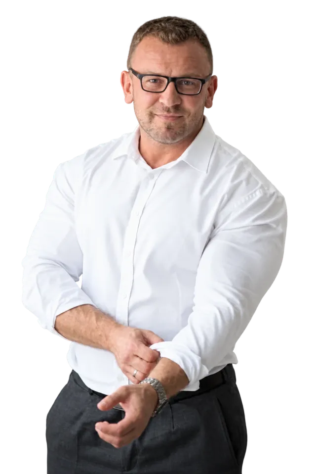 Piotr Kaczka w białej koszuli